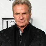 Martin Kove pede desculpas a mordiscar a co-estrela de 'Cobra Kai' Alicia Hannah-Kim: 'Sem desculpas pelo meu comportamento'