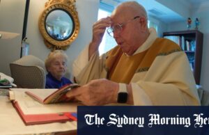 Mas 100, este padre católico globetrotting revela o segredo de sua longevidade O reverendo James Kelly sorri, pois o segredo da longevidade é muito leite e orações.