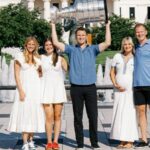 Matthew Tkachuk compartilha um beijo com sua noiva Ellie Connell e abraça sua família após uma vitória na Stanley Cup.