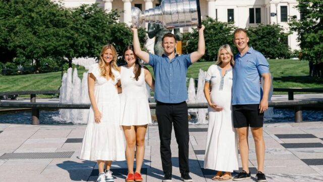 Matthew Tkachuk compartilha um beijo com sua noiva Ellie Connell e abraça sua família após uma vitória na Stanley Cup.

