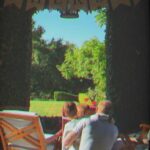 A duquesa de Sussex organizou que uma faixa feliz do dia dos pais seria publicada em seu jardim em Montecito, Califórnia, onde Harry podia ser visto como ficar com seus dois filhos firmemente no joelho dele