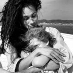 A duquesa de Sussex compartilhou uma foto anteriormente invisível de Lilibet Diana para comemorar o aniversário da filha de sua filha