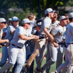 Depois de vencer contra Santa Clara, a escola Menlo celebra durante o jogo do campeonato da CIF Norcal Division IV na Santa Clara High School em Santa Clara, Califórnia, no sábado, 7 de junho de 2025 (Shae Hammond/Bay Area News Group)