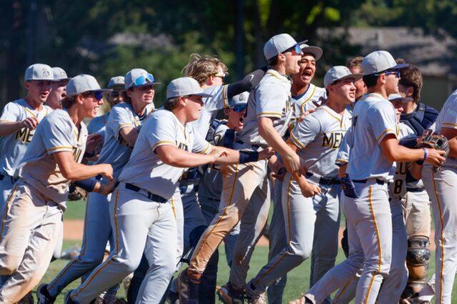 Depois de vencer contra Santa Clara, a escola Menlo celebra durante o jogo do campeonato da CIF Norcal Division IV na Santa Clara High School em Santa Clara, Califórnia, no sábado, 7 de junho de 2025 (Shae Hammond/Bay Area News Group)