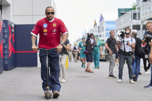 Mercedes Team Boss Stands de Lewis Hamilton - nunca escreveu você "

