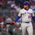 O jogador de Nova York Mets Juan Soto (#22) segurando um bastão.