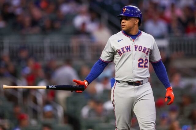 O jogador de Nova York Mets Juan Soto (#22) segurando um bastão.