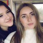 Taylor -rae Eason, 22 (à esquerda) e sua irmã mais nova, Chloe, 20 (à direita), ambos retratados hoje - quando falam sobre seus anos de abuso