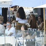 Michelle Obama e suas filhas foram retratadas e desfrutaram de almoçar em um clube exclusivo na idílica ilha espanhola de Maiorca.