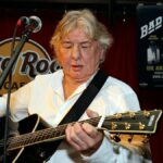 Mick Ralphs, uma empresa de guitarrista ruim que por trás disso "parece fazer" amor "e" movimentos ", morra aos 81