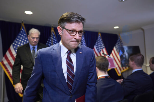 Mike Johnson diz "distinção clara" entre Jan e os distúrbios de Los Angeles

