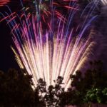 Milpitas para alinhar o show de fogos de artifício vermelho, branco e boom
