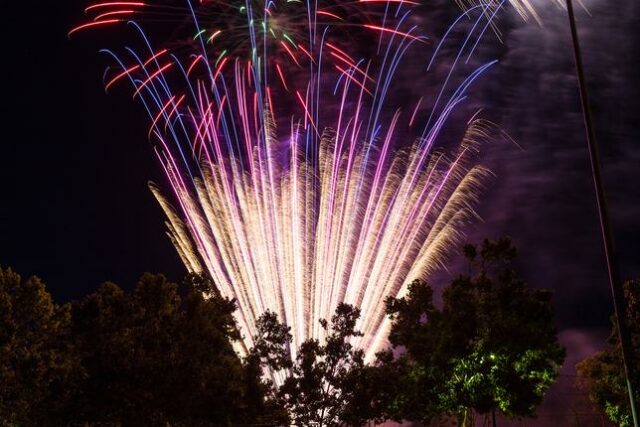 Milpitas para alinhar o show de fogos de artifício vermelho, branco e boom


