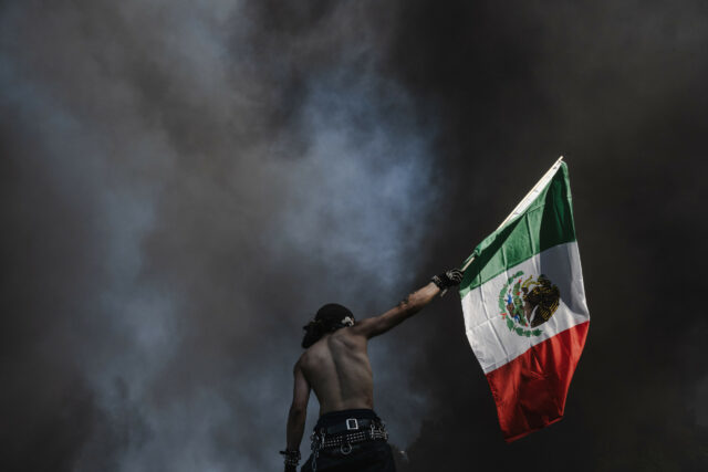Mix: como as fotos da bandeira mexicana são um presente para Donald Trump

