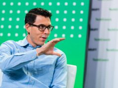 O CEO da Rivian assume a função de liderança em publicidade e marketing antes do lançamento do R2 pisca de pássaro gato verde