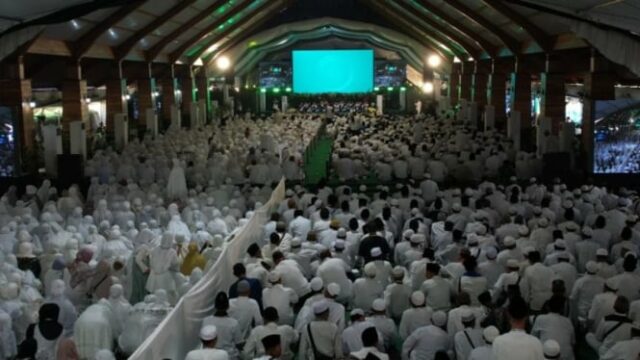 Momen Muhaimin e milhares de congregações participam do Dia Mundial do Sufismo no Surau Qutubul Amin DePok

