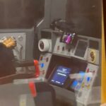 Imagens impressionantes mostram a Operacional Underground de Londres trabalhando duro em uma roupa com tema de leão enquanto ele lentamente sai da estação Central de Hendon em fevereiro de 2025