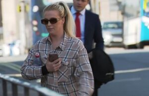 Momento chocante Garota com menos de 10 anos de carro pela vila: Mulher, 32, permite permitir crianças atrás do volante Uma mulher deixa uma criança dirigir um carro através de uma vila sob uma tempestade, um tribunal ouviu. Sophie-Leigh Gemmell (foto) permitiu que a garota, que tinha menos de 10 anos na época, levasse as rodas do veículo em julho do ano passado