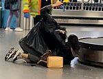 Momento chocante duas mulheres brigam no Hall de chegadas em Gatwick antes de terminar pela equipe do aeroporto
