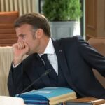 Emmanuel Macron foi pego na câmera sussurrando para Giorgia Meloni na mesa redonda do G7