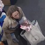 Um corajoso ladrão Jellycats foi filmado frustrantemente e preenchiu £ 400 valor de brinquedos macios na calça durante uma escapada ondulada no centro de jardim