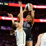 Noemi Revuelta, de Pompano Beach, Flórida, aplaudir em Caitlin Clark (22) por Indiana Fever antes do início de seu jogo da WNBA no Chase Center em San Francisco, Califórnia, na quinta -feira, 19 de junho de 2025 (Jose Carlos Fajardo/Bay Area News Group)))