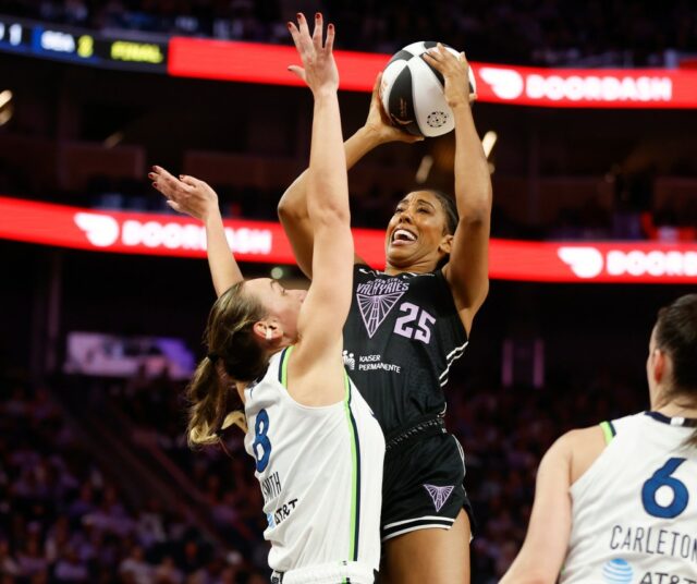 Noemi Revuelta, de Pompano Beach, Flórida, aplaudir em Caitlin Clark (22) por Indiana Fever antes do início de seu jogo da WNBA no Chase Center em San Francisco, Califórnia, na quinta -feira, 19 de junho de 2025 (Jose Carlos Fajardo/Bay Area News Group)))