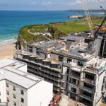 Famílias que vivem no desenvolvimento da beira do penhasco em Newquay, Cornwall, na foto, foram deixadas