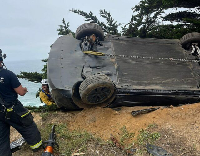 Motorista bate, cai quase sobre o Cliff do Condado de San Mateo

