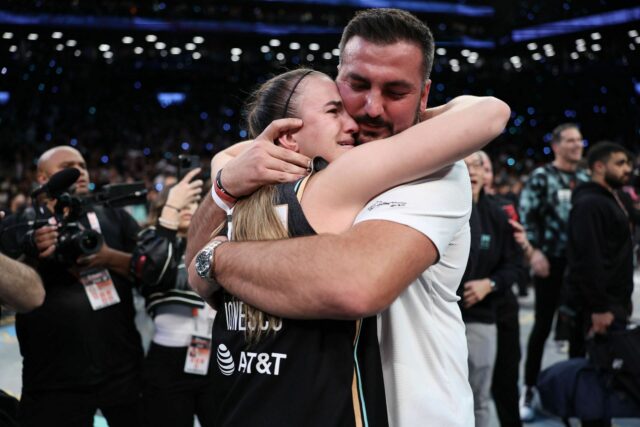 "Muito sólido para Sabrina Ionescu": Natasha Cloud faz uma revelação sincera sobre Hroniss Grasu para colocar a Liberty Star na base


