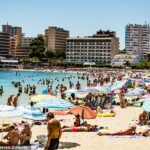 Uma irlandesa casada foi presa por suspeita de atacar sexualmente um homem no spa em um hotel Magaluf. Foto: Os turistas desfrutam de um dia quente de verão em um magaluf -Strand
