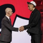 Noa Essengue, 25 de junho de 2025 quarta -feira, na primeira rodada do draft de basquete da NBA em Nova York, o Chicago Bulls foi selecionado em 12º depois de ser selecionado pelo comissário da NBA, Adam Silver. (