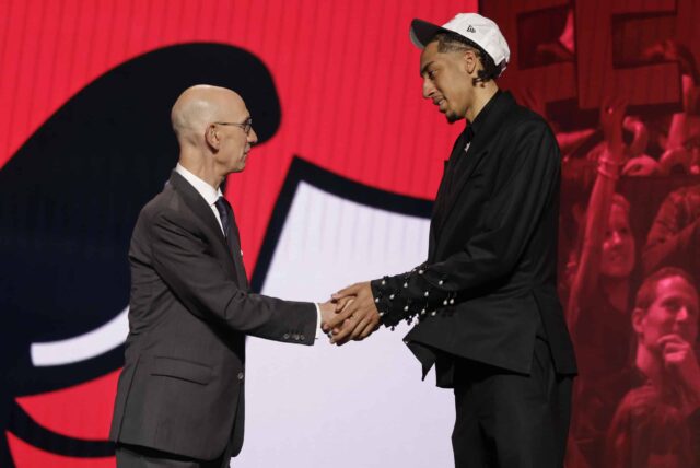 Noa Essengue, 25 de junho de 2025 quarta -feira, na primeira rodada do draft de basquete da NBA em Nova York, o Chicago Bulls foi selecionado em 12º depois de ser selecionado pelo comissário da NBA, Adam Silver. (