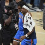 O guarda do Oklahoma City Thunder Shai Gilgeous-Alexander e o atacante Dillon Jones (3) 19 de junho contra as finais do Pacers NBA após a 6ª partida da série de basquete, 19 de junho de 2025 em Indianapolis