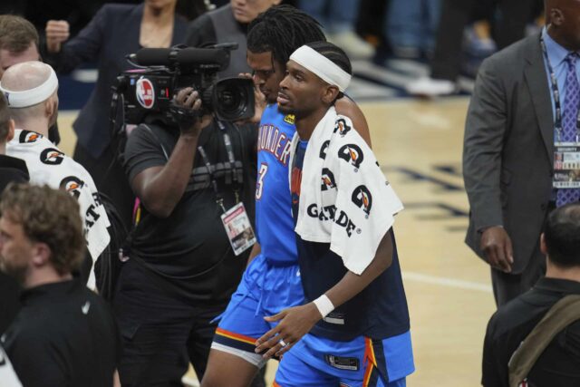 O guarda do Oklahoma City Thunder Shai Gilgeous-Alexander e o atacante Dillon Jones (3) 19 de junho contra as finais do Pacers NBA após a 6ª partida da série de basquete, 19 de junho de 2025 em Indianapolis