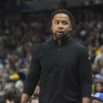 Assistente de Cavaliers Johnnie Bryant trava a Fundação de Coaching da Phoenix Suns NBA