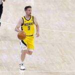 16 de junho de 2025; Oklahoma City, Oklahoma, EUA; O guarda indiano dos Pacers, TJ McConnell (9), monta a bola contra o Oklahoma City Thunder no quinto trimestre da final da NBA de 2025 no Centro de Paycom.