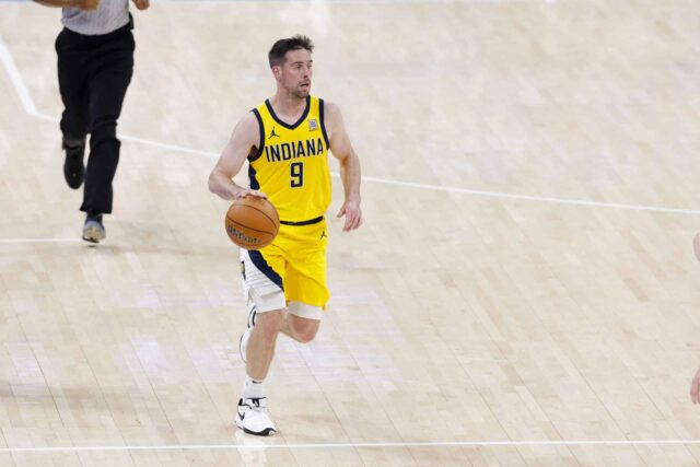 16 de junho de 2025; Oklahoma City, Oklahoma, EUA; O guarda indiano dos Pacers, TJ McConnell (9), monta a bola contra o Oklahoma City Thunder no quinto trimestre da final da NBA de 2025 no Centro de Paycom.