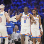 16 de junho de 2025; Oklahoma City, Oklahoma, EUA; O guarda do Oklahoma City Thunder Alex Caruso (9) Alex Caruso (9) no segundo trimestre do quinto jogo das finais da NBA de 2025 no Paycom Center.