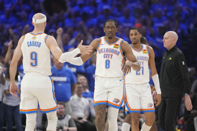 16 de junho de 2025; Oklahoma City, Oklahoma, EUA; O guarda do Oklahoma City Thunder Alex Caruso (9) Alex Caruso (9) no segundo trimestre do quinto jogo das finais da NBA de 2025 no Paycom Center.