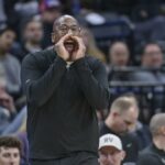 Treinador principal Mike Brown Sacramento Kings NBA