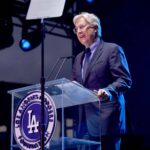 As ações majoritárias do bilionário Mark Walter, no Los Angeles Lakers, com um acordo que valoriza a equipe de bilhões, acrescentando outro ativo brilhante ao portfólio de esportes e entrando no período da NBA durante outro campeonato