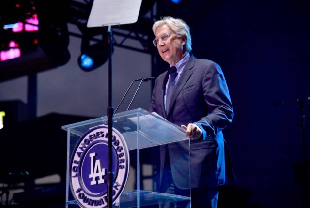 As ações majoritárias do bilionário Mark Walter, no Los Angeles Lakers, com um acordo que valoriza a equipe de bilhões, acrescentando outro ativo brilhante ao portfólio de esportes e entrando no período da NBA durante outro campeonato