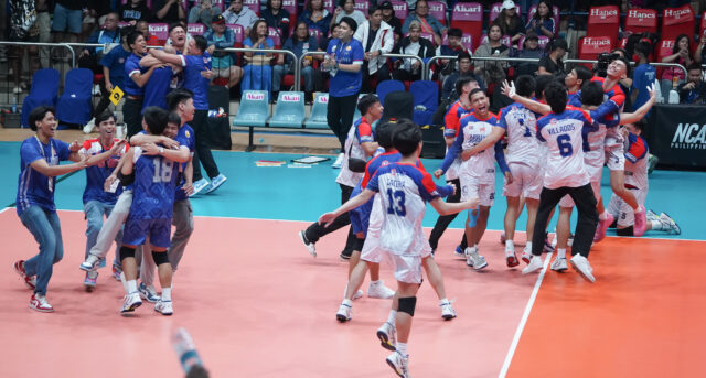 Os chefs de arellano comemoram a temporada da NCAA depois de derrotar Letran Knights por 100 coroa de vôlei masculino. 