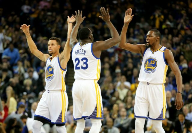 Na vitória, Oklahoma City Thunder, vende um estado de ouro dos guerreiros

