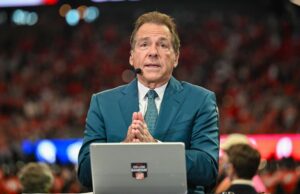 “Não é bom para suas performances, cria muita preocupação”: Nick Saban envia uma mensagem aos ‘pais de helicóptero’ por pressão extrema sobre os filhos March Madness Logo