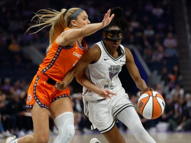 O Golden State Valkyries Bank celebra uma cesta e falta de Kaitlyn Chen (2) Valquírias de Golden State no segundo trimestre no Chase Center em San Francisco, Califórnia, no domingo, 22 de junho de 2025, contra o Connecticut Sun (NHAT V. Meyer/Bay Area News Group).