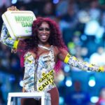 Naomi define algumas estrelas da WWE depois de ganhar dinheiro no banco.