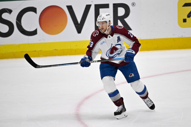 Nathan Mackinnon envia uma mensagem divertida para Cale Makar para vencer o 2025 Norris Trophy - "Parece que você tem 10, aparentemente apenas 2" 

