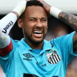 Neymar pede desculpas pelo cartão vermelho no que seu último jogo com o clube brasileiro Santos pode ser